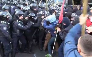 Столкновения под Верховной Радой: активисты устанавливают палатки, полиция мешает