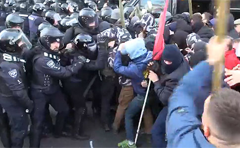 Столкновения под Верховной Радой: активисты устанавливают палатки, полиция мешает