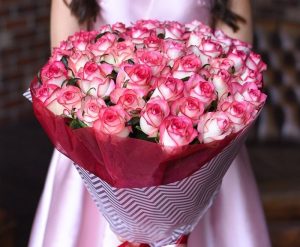 Букет из 51 розы — красота, символика и особенности