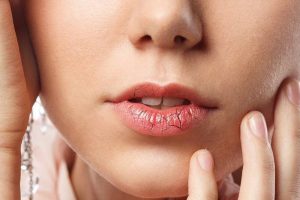 Потріскані та сухі губи у дитини: причини та що робити