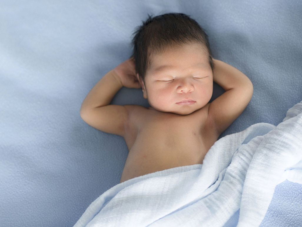 Як зрозуміти, що немовляті жарко спати?