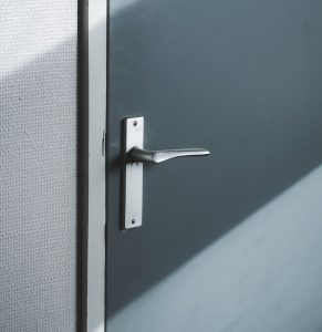 Какими защитными свойствами могут обладать бронированные двери