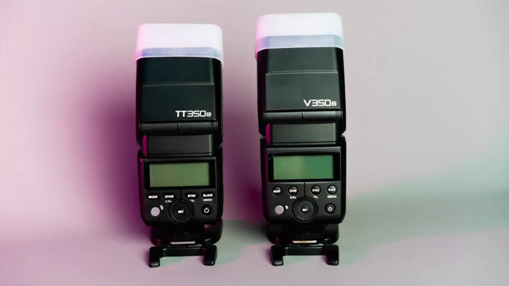 Компактные накамерные вспышки Godox TT350 и V350 с диффузорами на цветном фоне