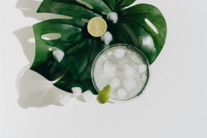 С чем лучше пить белый ром и популярные коктейли