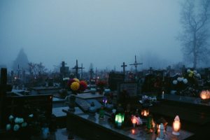 Чому не можна брати речі з цвинтаря: прикмети та пояснення