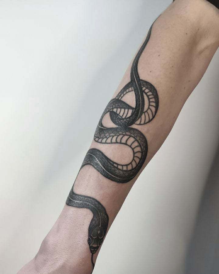Татуювання змії у жінок: історичний аспект