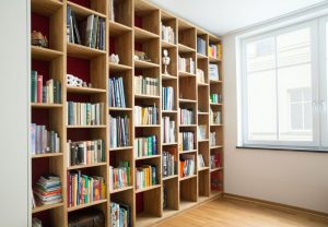 Як правильно організувати розташування товарів у книгарні та які стелажі для книг варто використовувати?