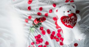 Які квіти дарують на день закоханих – що пропонує оптова база квітів у Києві